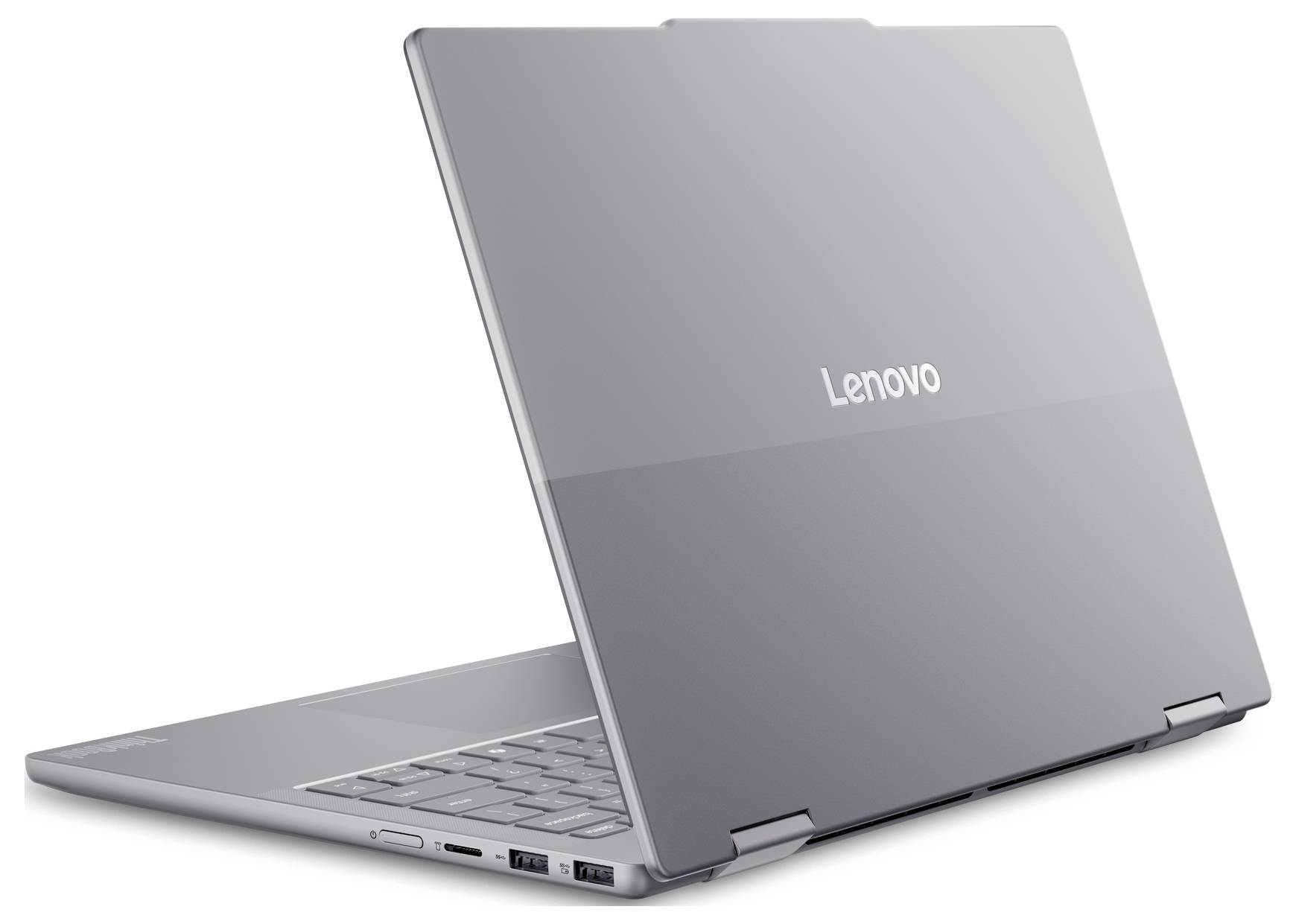 Zavřený laptop Lenovo zobrazený v bočním pohledu, který zdůrazňuje štíhlý šedý design a částečně viditelnou klávesnici.