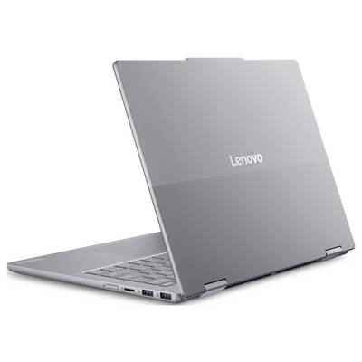 Zavřený laptop Lenovo zobrazený v bočním pohledu, který zdůrazňuje štíhlý šedý design a částečně viditelnou klávesnici.