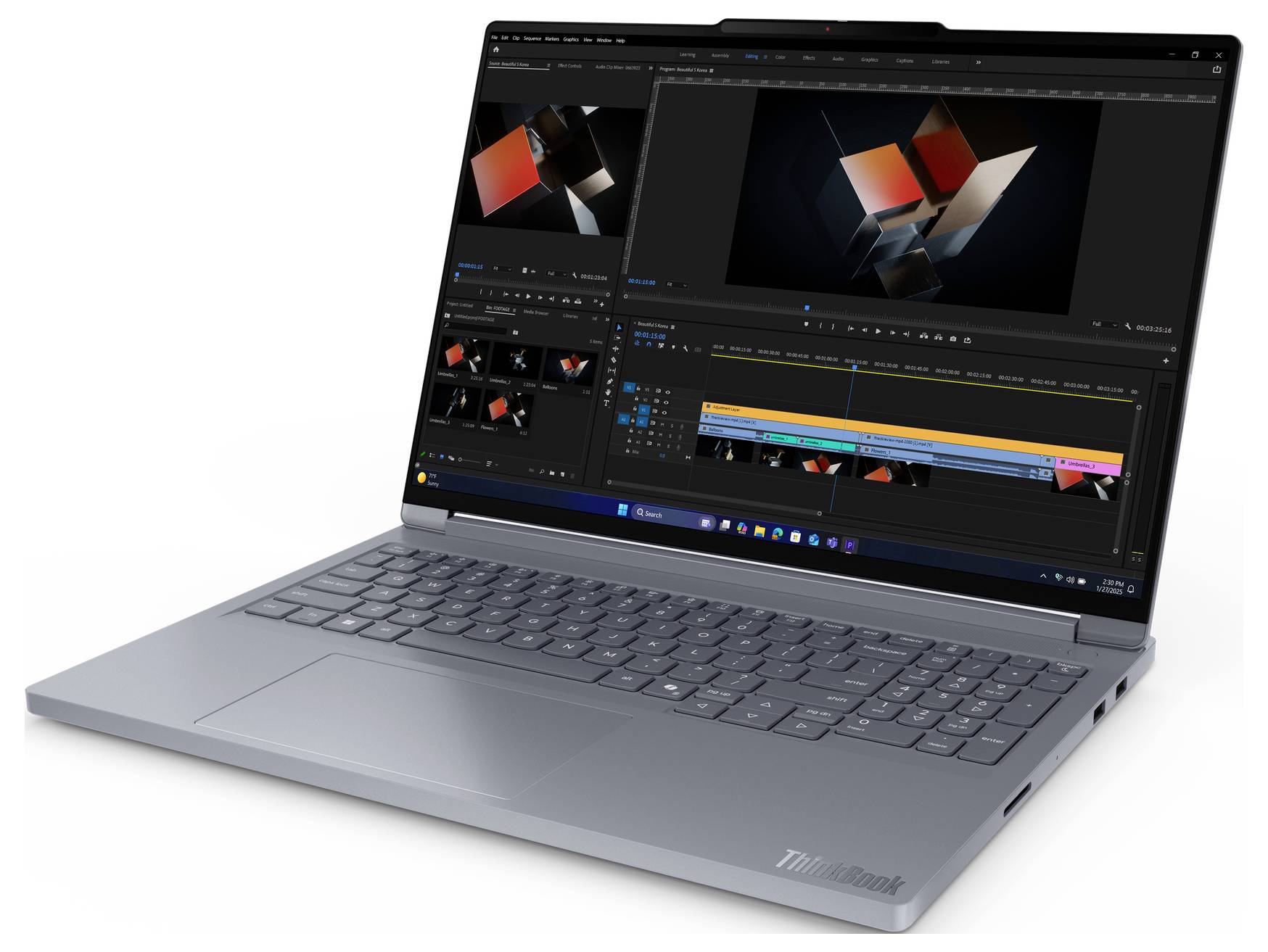 Stříbrný laptop zobrazující software pro editaci videa s dvěma okny náhledu a vícestopovou časovou osou na obrazovce.