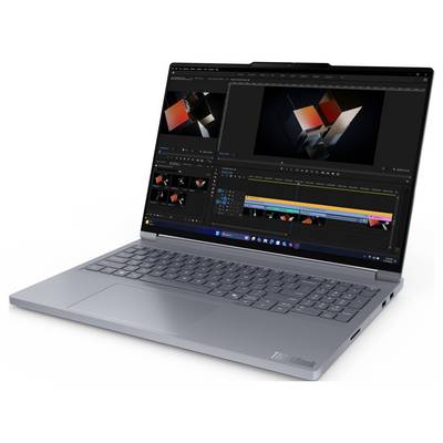 Stříbrný laptop zobrazující software pro editaci videa s dvěma okny náhledu a vícestopovou časovou osou na obrazovce.