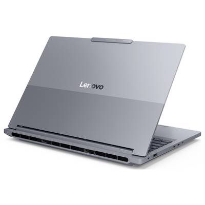 Uzavřený šedý laptop Lenovo zobrazený zezadu, s krytem nakloněným otevřeným a logem Lenovo vycentrovaným na obalu.