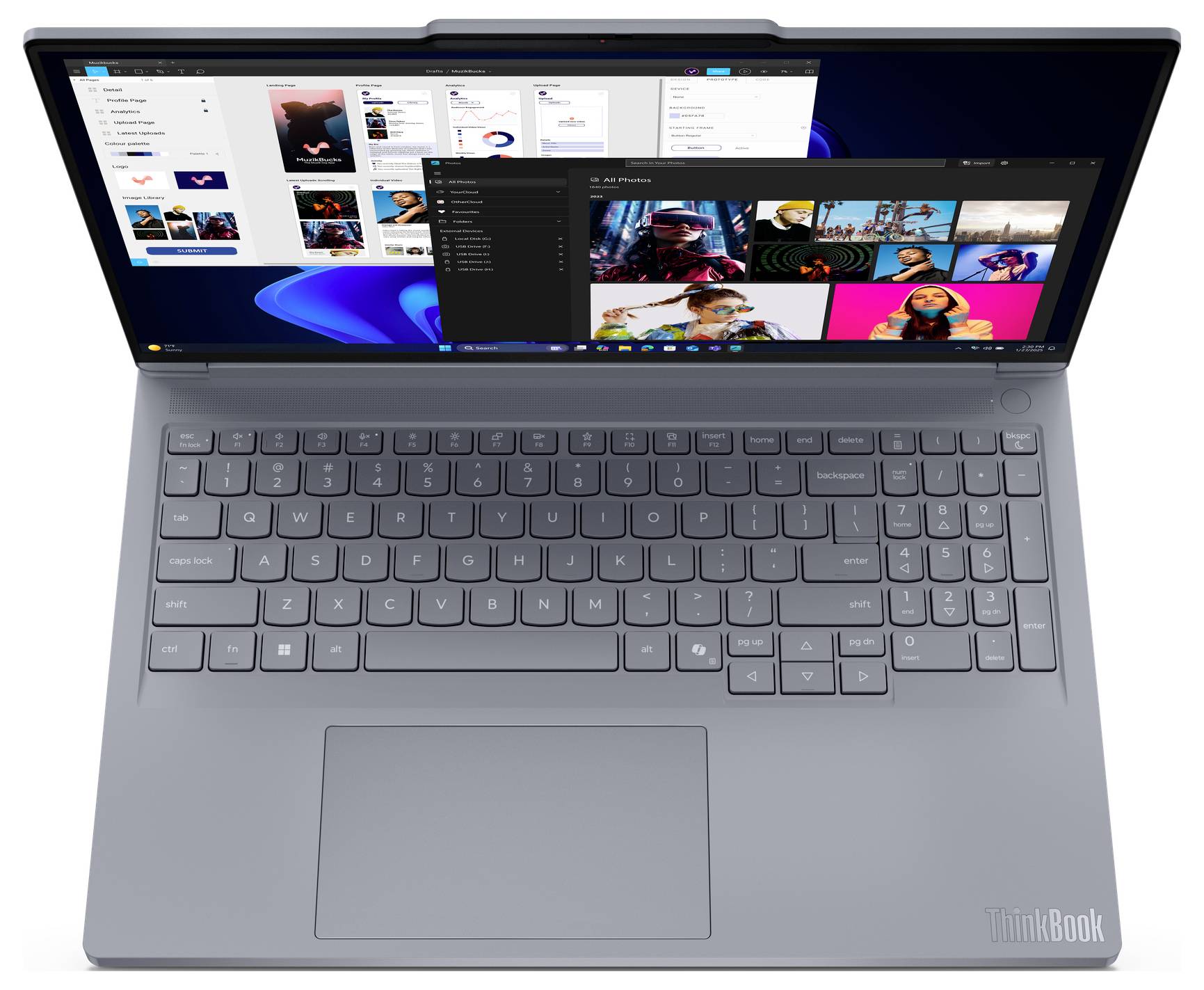 Přenosný počítač otevřený pohledem shora, ukazující plochu Windows a překrývající se okna aplikací na obrazovce.