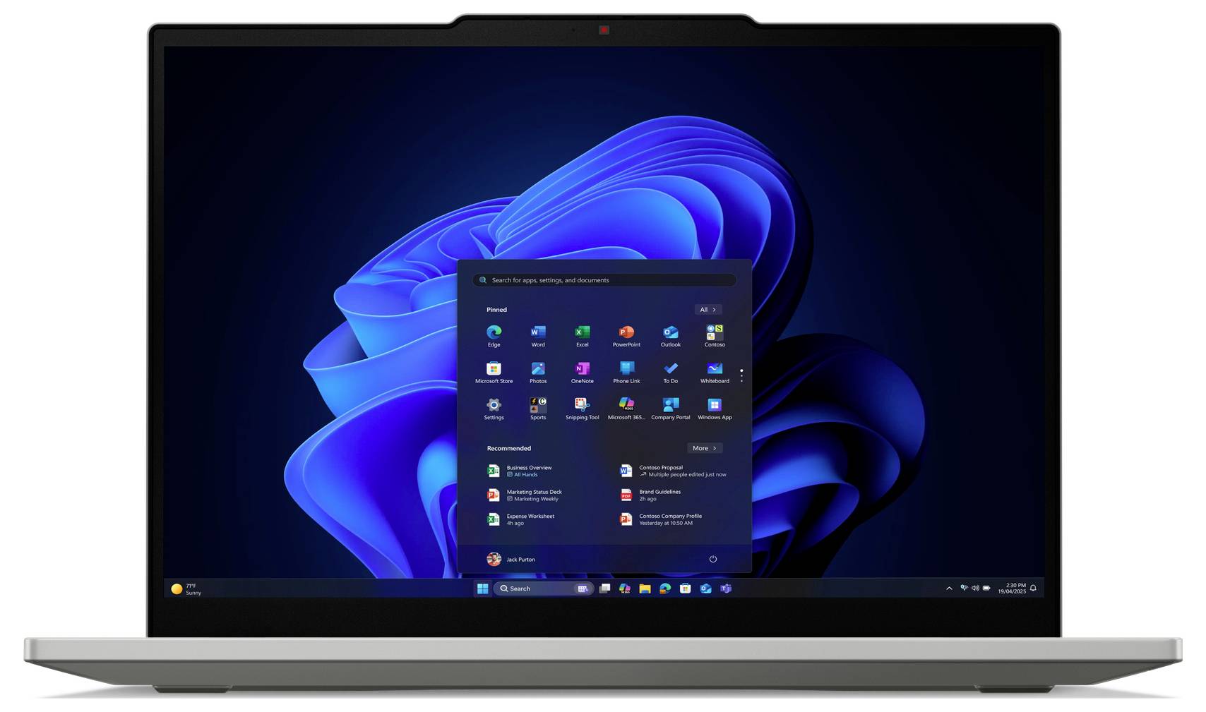 Notebook zobrazující plochu Windows 11 se otevřeným nabídkou Start přes modrý spirálovitý tapetu.