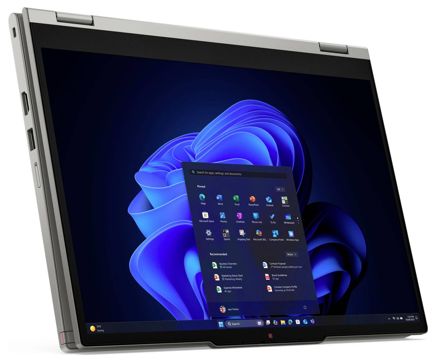 Stříbrný konvertibilní laptop/tablet zobrazující pracovní plochu Windows 11 a nabídku Start na sklopném dotykové obrazovce.