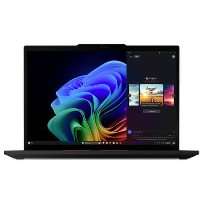 Obrazovka notebooku zobrazující tapetu Windows 11 s otevřeným postranním panelem Copilota, který ukazuje kartu obrázku a vstupní pole chatu.
