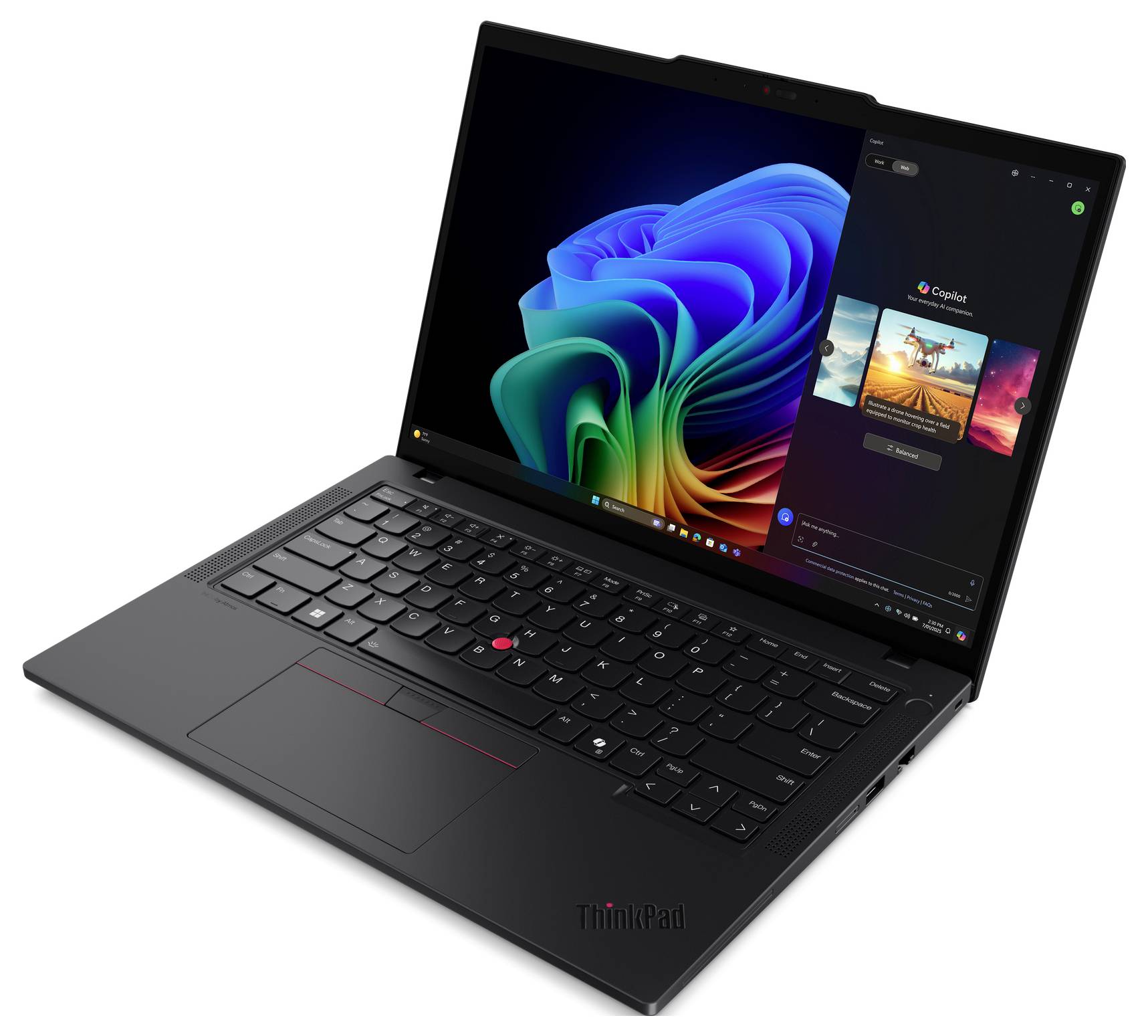 Černý laptop Lenovo ThinkPad otevřený v úhlu, který zobrazuje plochu systému Windows s barevnou abstraktní tapetou a panelem Copilota na pravé straně.