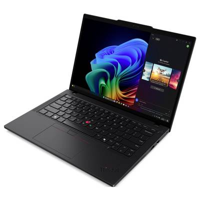 Černý laptop Lenovo ThinkPad otevřený v úhlu, který zobrazuje plochu systému Windows s barevnou abstraktní tapetou a panelem Copilota na pravé straně.