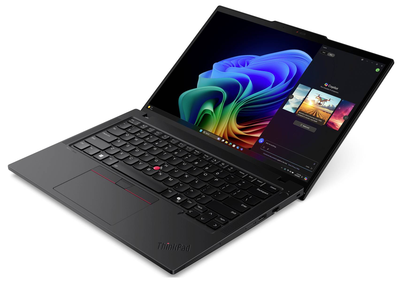 Černý notebook Lenovo ThinkPad otevřený v úhlu, zobrazující plochu Windows na obrazovce a klávesnici se touchpadem na bílém pozadí.