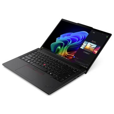 Černý notebook Lenovo ThinkPad otevřený v úhlu, zobrazující plochu Windows na obrazovce a klávesnici se touchpadem na bílém pozadí.