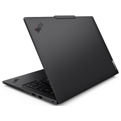 Zavřený černý ThinkPad notebook zobrazen v úhlu, s částečně viditelnou klávesnicí a logem ThinkPad na krytu.