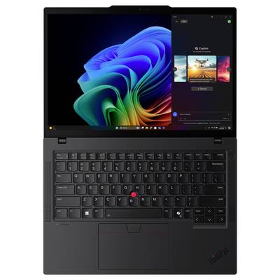 Černý notebook Lenovo ThinkPad zobrazující plochu Windows 11 s otevřeným Copilotem na pravé straně obrazovky.