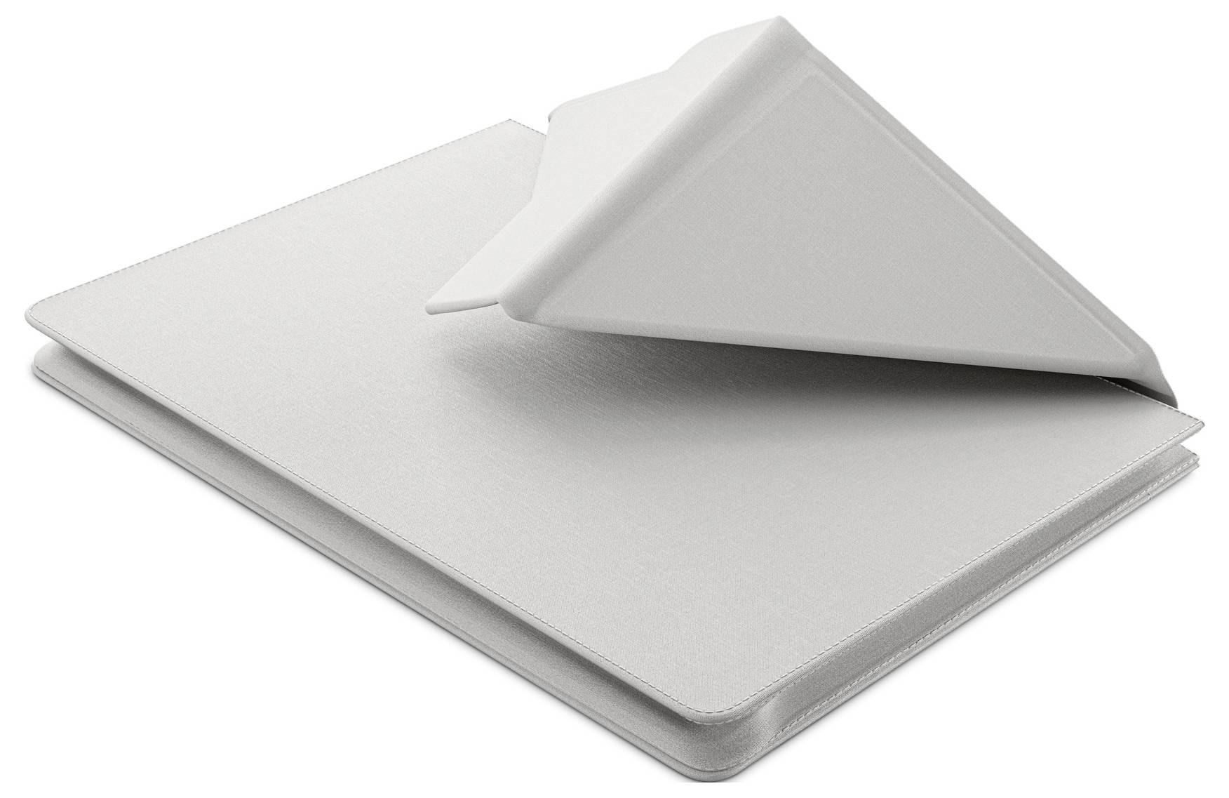Bílý notebook s částečně otevřeným víkem, která ukazuje elegantní minimalistické zařízení na jednobarevném pozadí.
