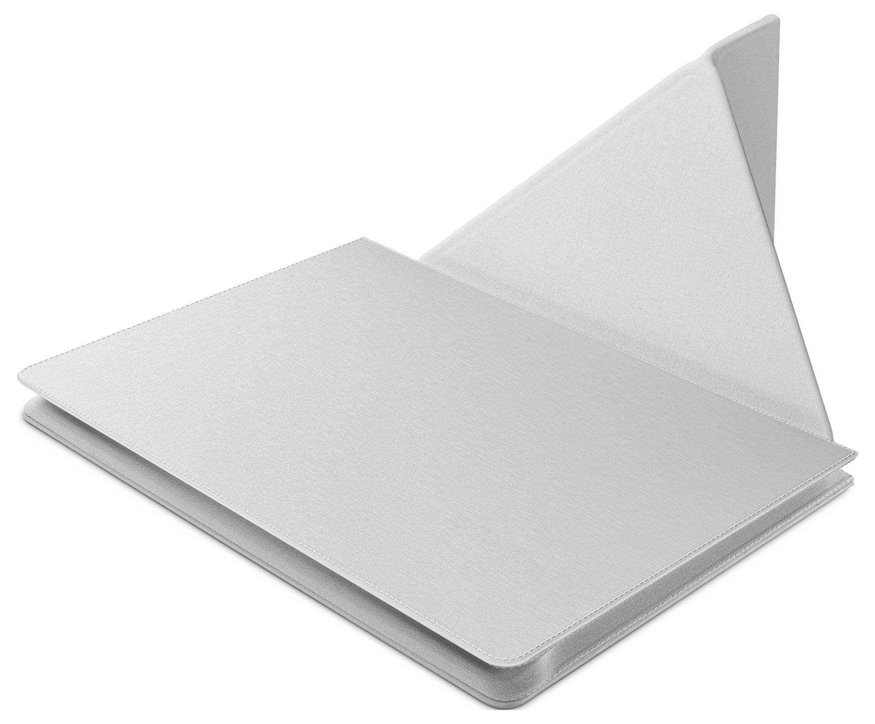 Uzavřený stříbrný notebook s částečně otevřeným víkem, zobrazený na jednoduchém bílém pozadí.