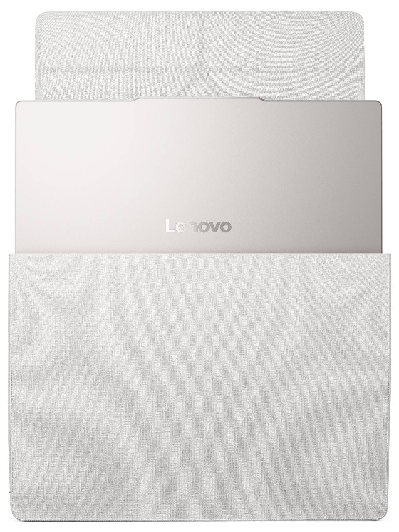 Stříbrný laptop Lenovo částečně umístěný v lehce šedém pouzdře, zobrazený z přední strany na bílém pozadí.