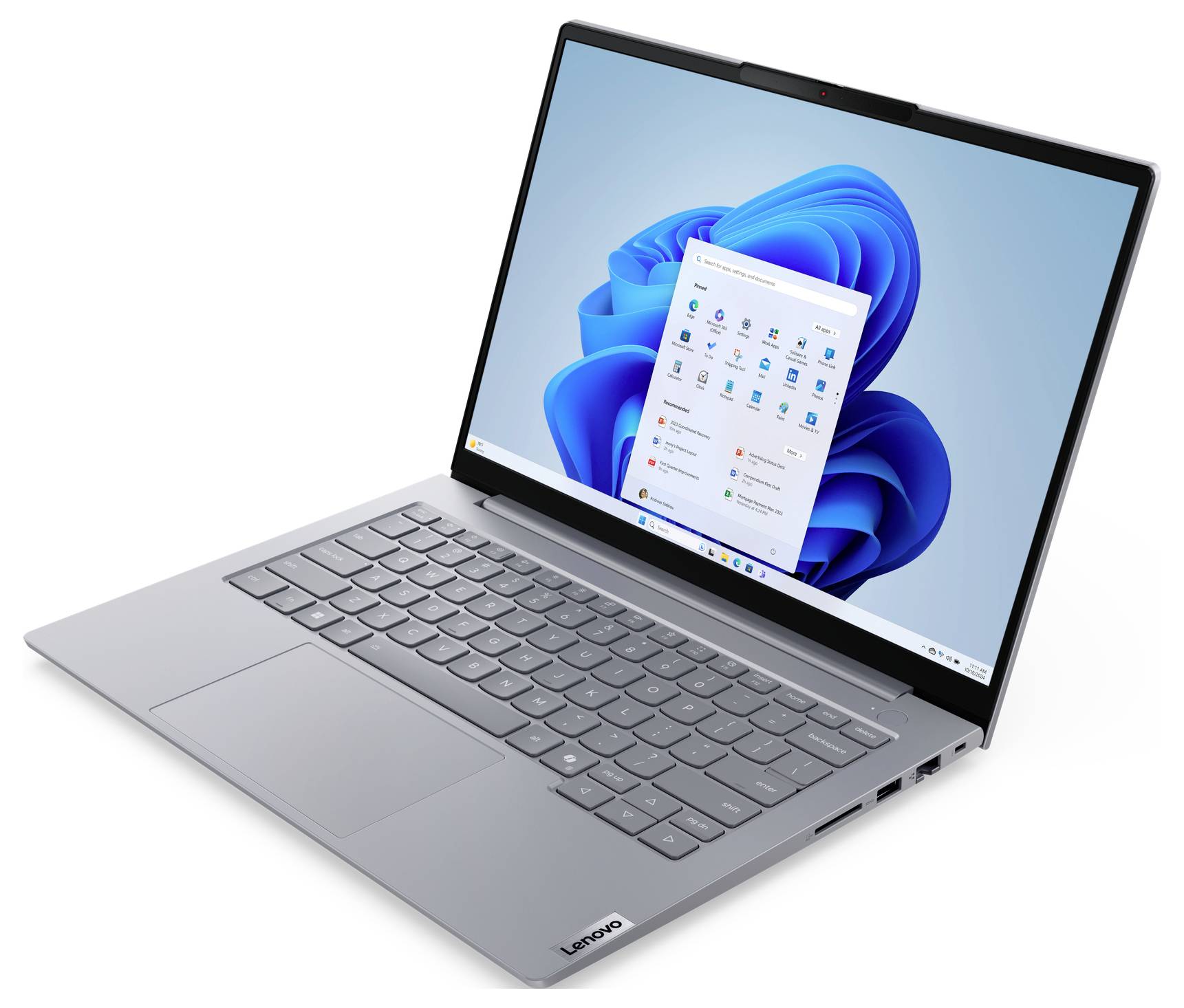 Stříbrný laptop Lenovo zobrazený otevřený v úhlu s desktopem Windows 11 a nabídkou Start zobrazenou na obrazovce.