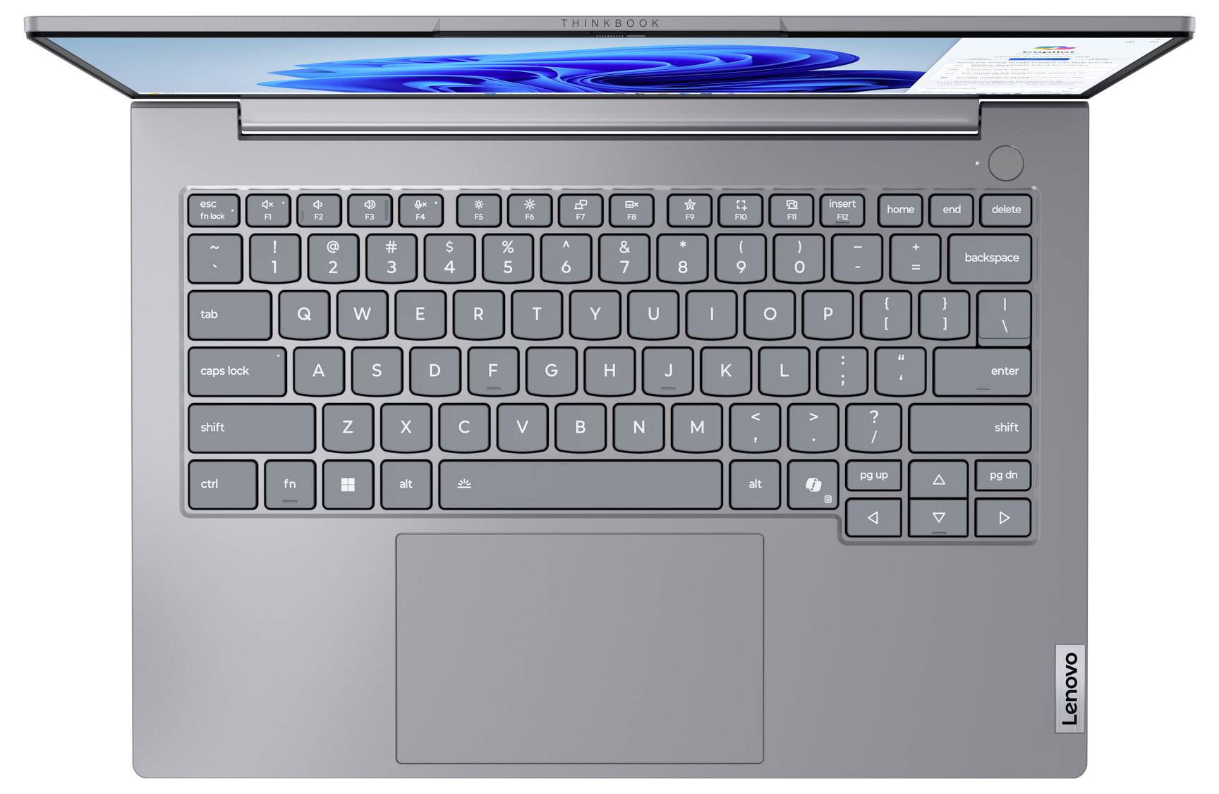Pohled z vrchu na notebook Lenovo s otevřenou obrazovkou, která ukazuje podsvícenou klávesnici, velkou touchpad a tlačítko napájení v pravém horním rohu.