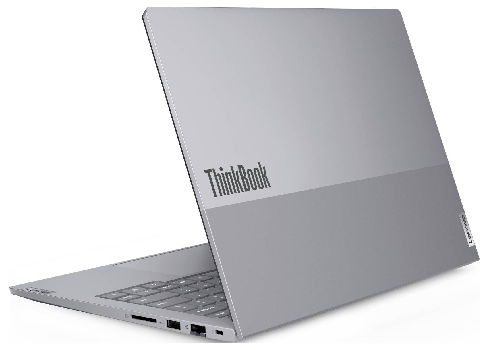 Stříbrný laptop Lenovo ThinkBook částečně otevřený na bílém pozadí s viditelnějším logem ThinkBook na víku.
