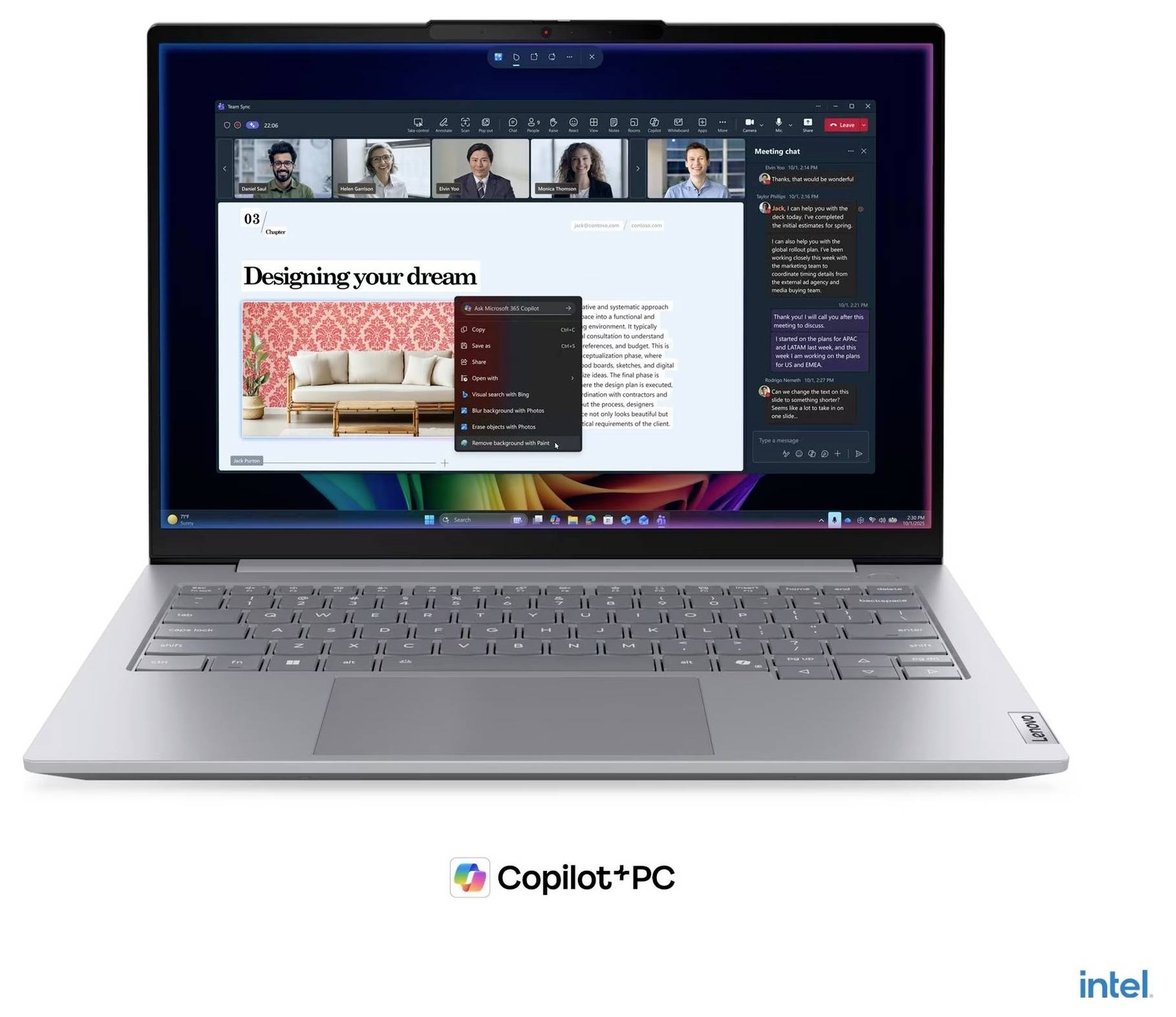 Stříbrný laptop zobrazující rozhraní Copilot+ PC s videokonferencí a webovou stránkou s názvem „Navrhování vašeho snu"; loga Copilot+ PC a Intel níže.