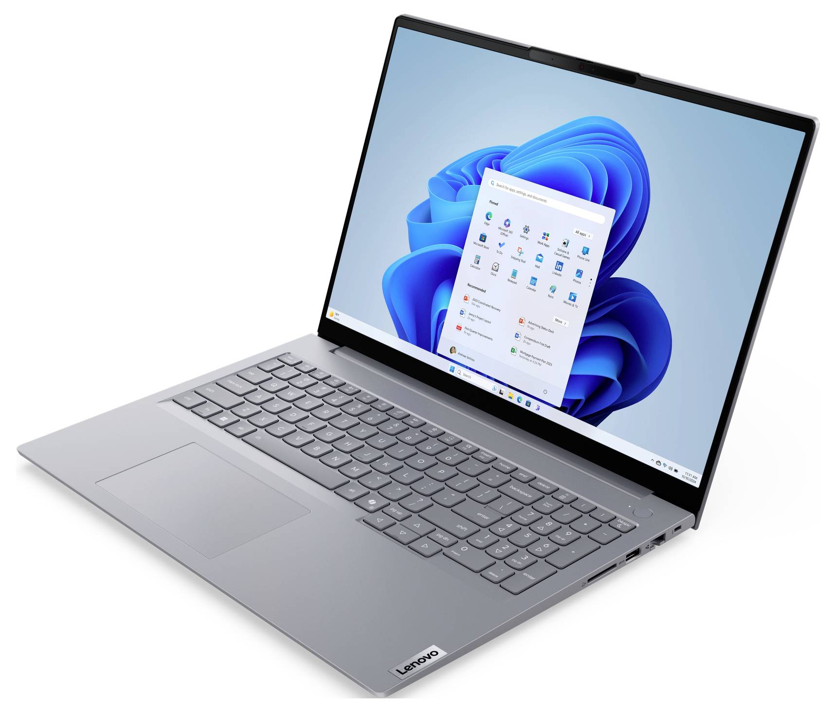Stříbrný laptop Lenovo otevřený se stolním prostředím Windows 11 a nabídkou Start zobrazenou na obrazovce, zobrazený na bílém pozadí.