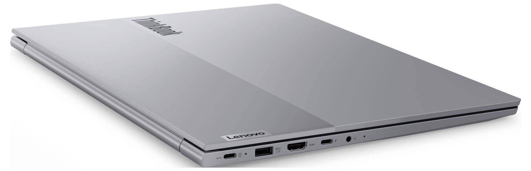 Zavřený stříbrný Lenovo laptop zobrazený v úhlu, který zdůrazňuje tenký profil a přední/boční porty.