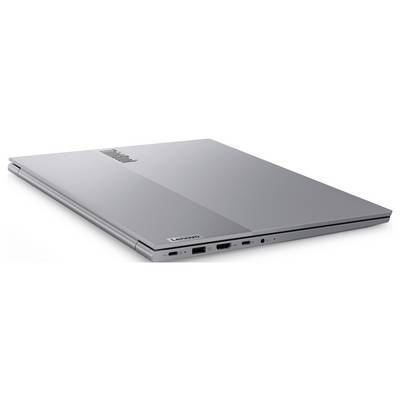 Zavřený stříbrný Lenovo laptop zobrazený v úhlu, který zdůrazňuje tenký profil a přední/boční porty.
