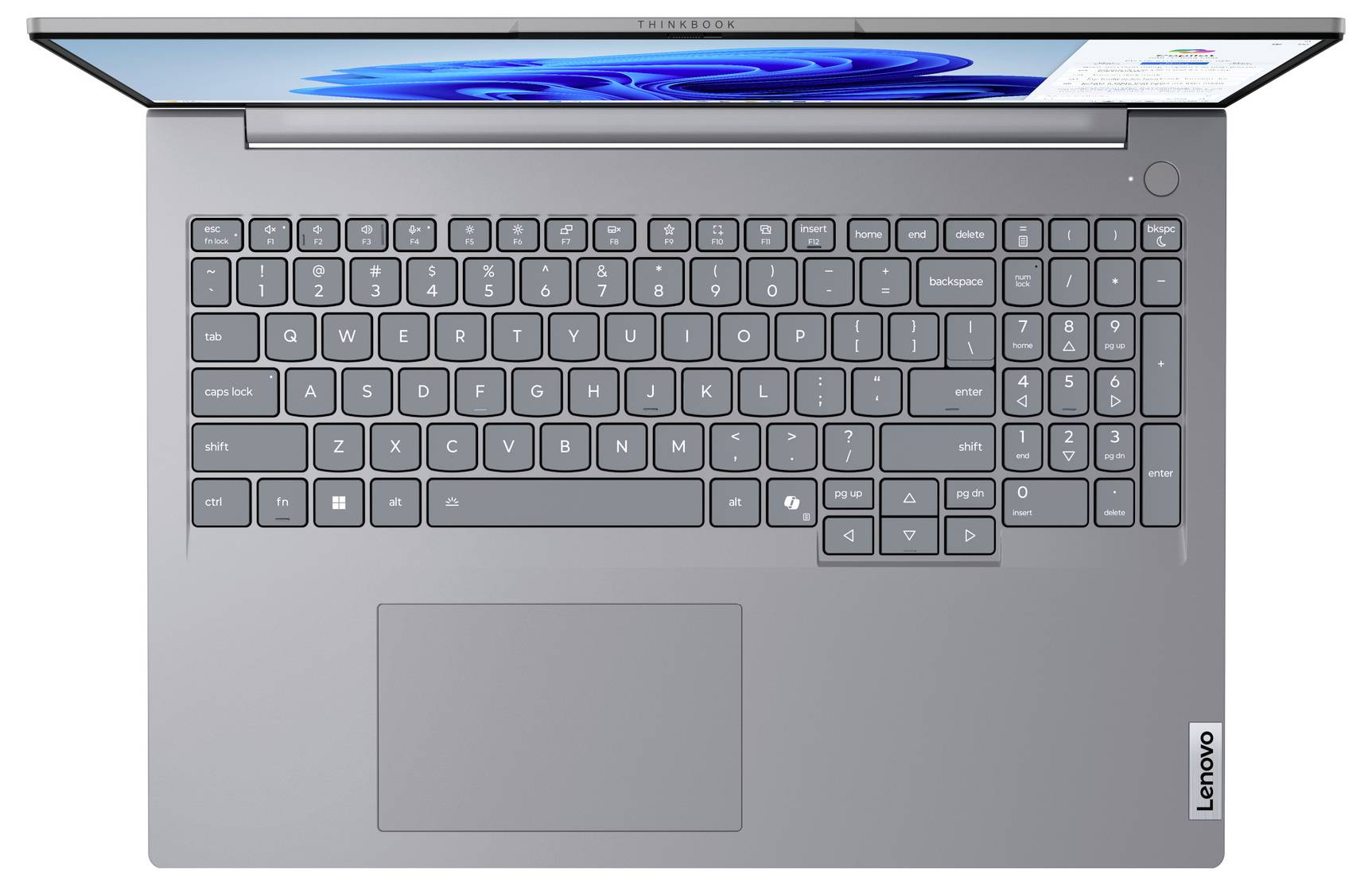 Pohled shora na šedý laptop Lenovo s otevřenou obrazovkou, na kterém jsou vidět klávesnice, touchpad a tlačítko napájení.