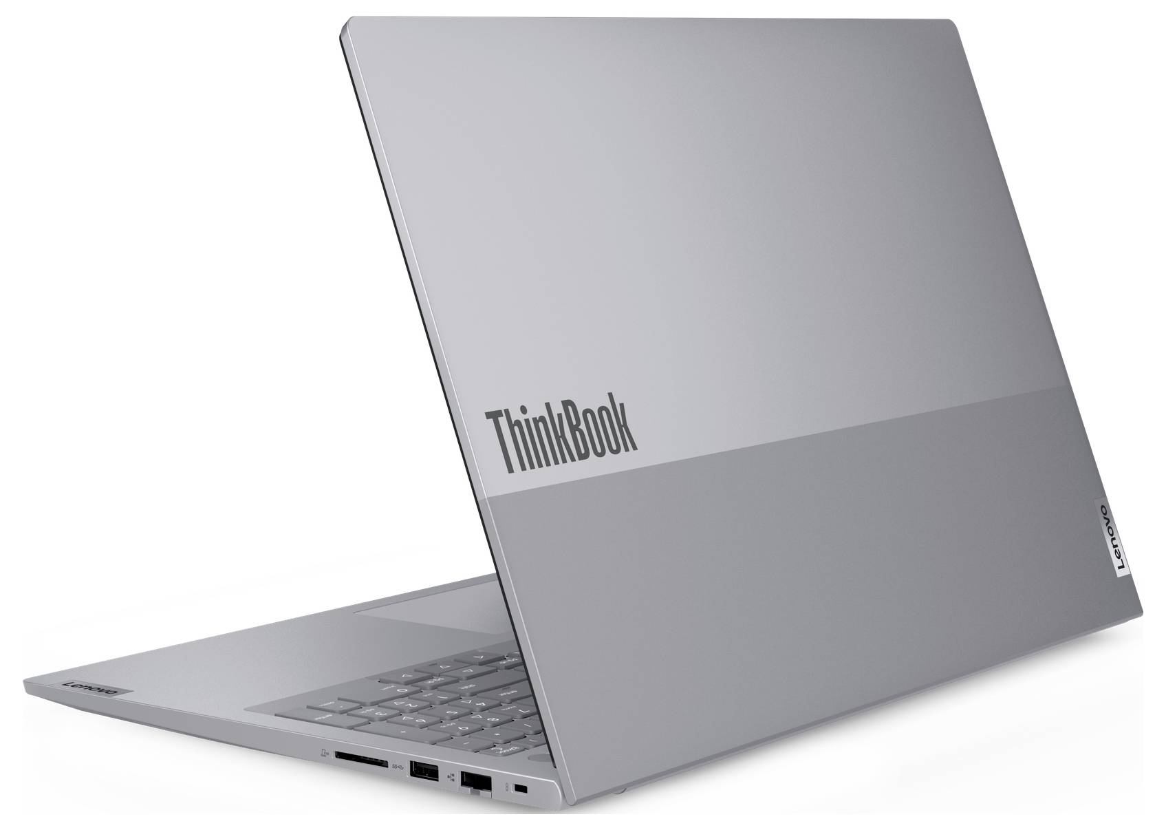 Stříbrný přenosný počítač Lenovo ThinkBook částečně otevřený na bílém pozadí s viditelným logem ThinkBook na víku.