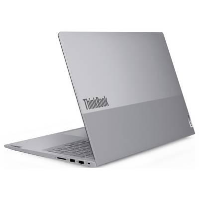 Stříbrný přenosný počítač Lenovo ThinkBook částečně otevřený na bílém pozadí s viditelným logem ThinkBook na víku.