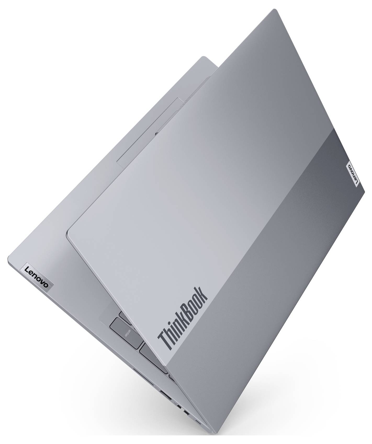 Stříbrný Lenovo ThinkBook laptop zobrazený zavřený pod úhlem na bílém pozadí.