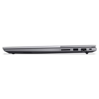 Boční pohled na zavřený stříbrný laptop zobrazující tenký profil, otvory pro větrání a porty podél zadního okraje.