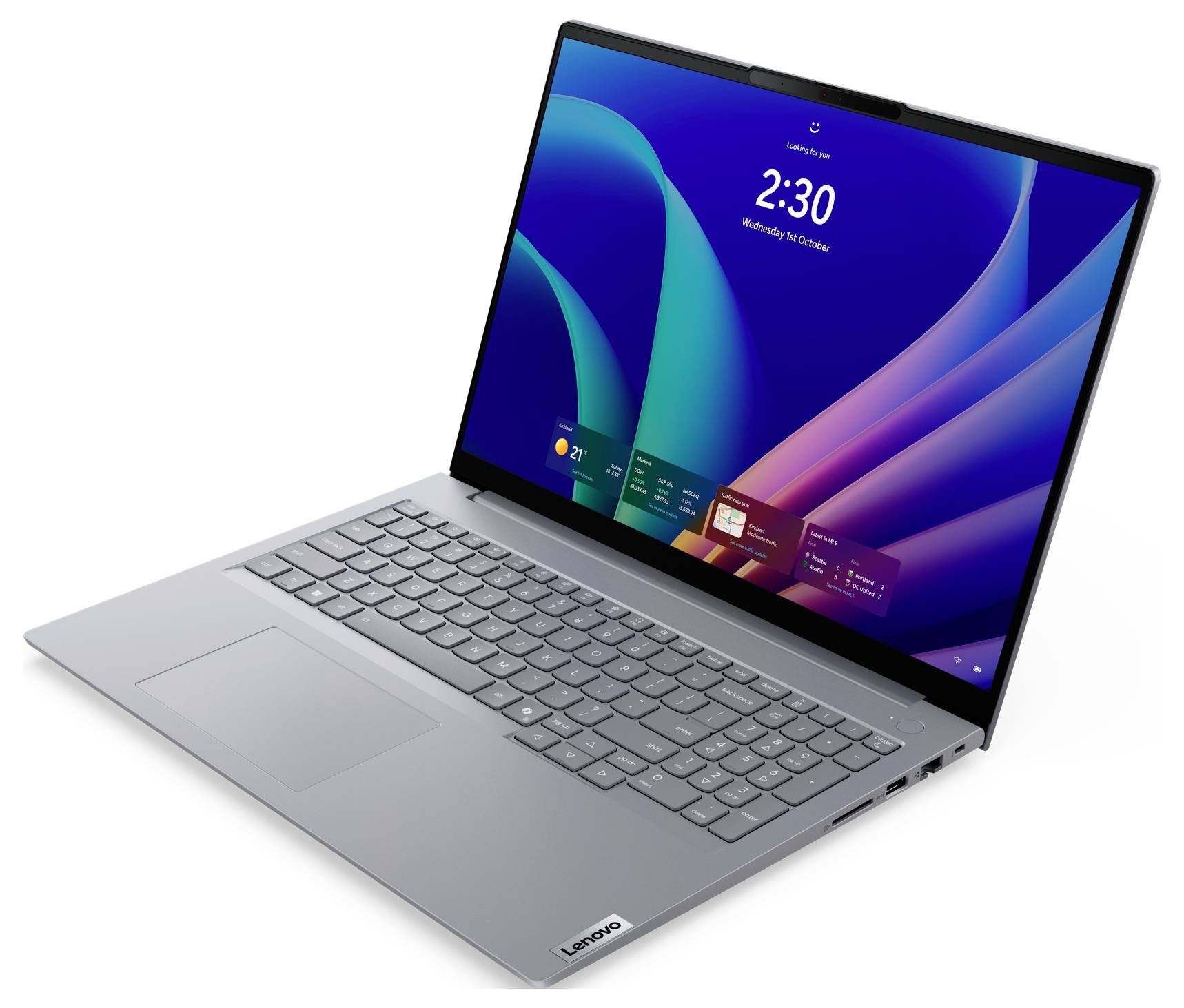 Stříbrný laptop Lenovo otevřený na bílém pozadí, na kterém je zobrazen zámek obrazovky ve stylu Windows s časem 2:30.