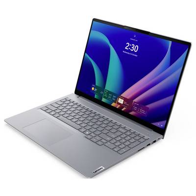 Stříbrný laptop Lenovo otevřený na bílém pozadí, na kterém je zobrazen zámek obrazovky ve stylu Windows s časem 2:30.