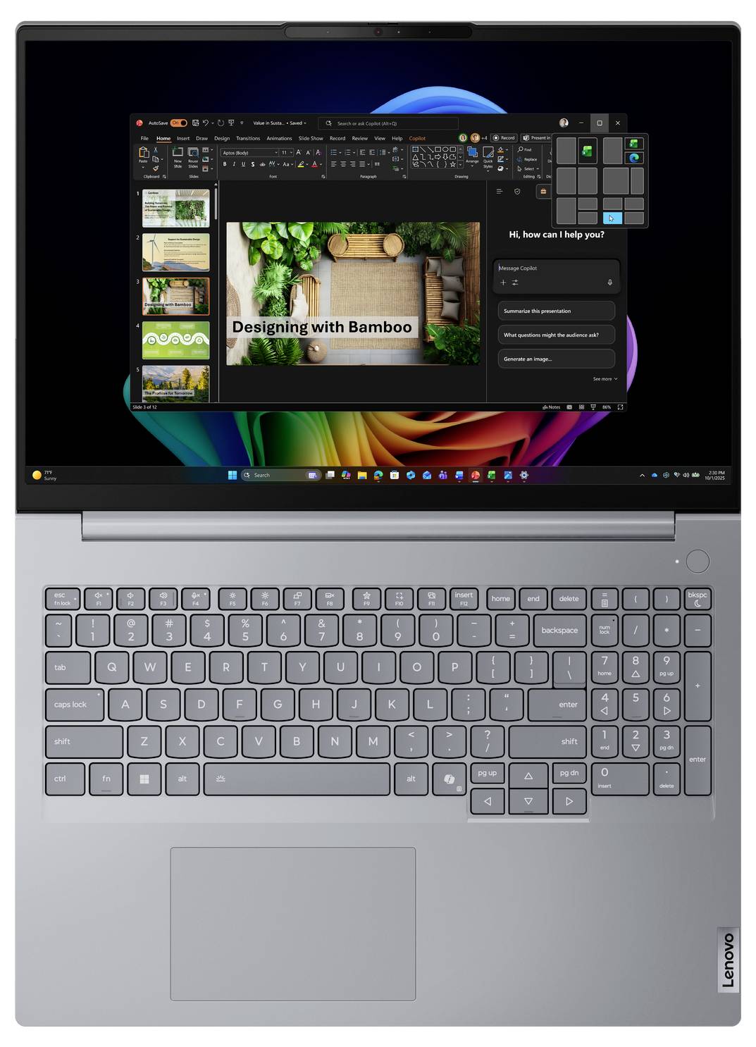 Zavřený stříbrný laptop Lenovo ThinkPad pohled z vrchu, zobrazující logo ThinkPadu a zadní panel ventilace.