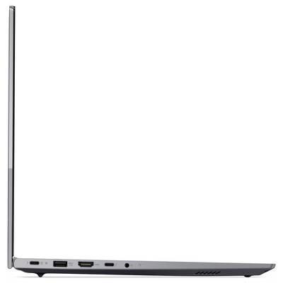 Boční pohled na otevřený stříbrný laptop s tenkým profilem, zobrazující displej, klávesnicovou část, porty a větrací otvory na bílém pozadí.