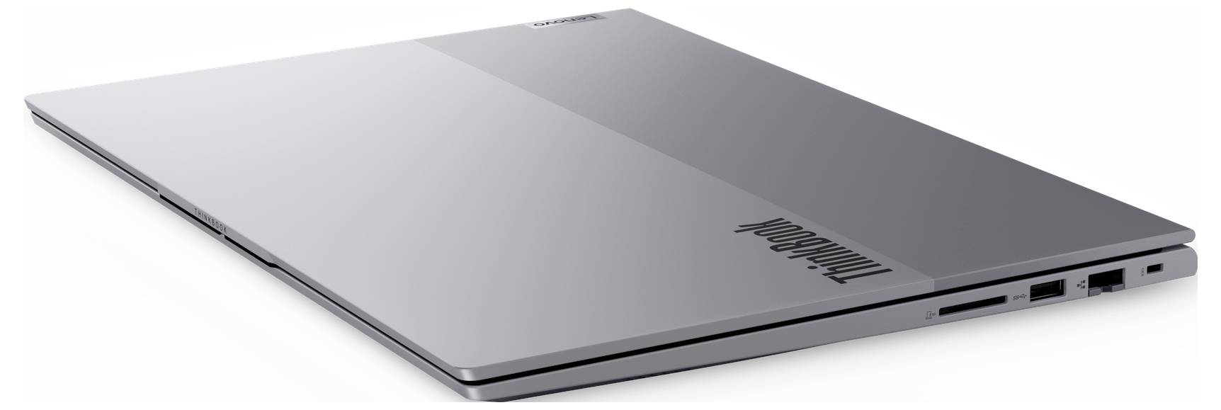 Stříbrný laptop otevřený na ploše Windows 11 se Startovací nabídkou vycentrovanou na obrazovce.