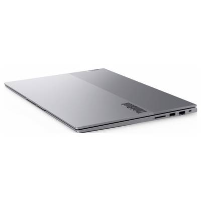 Stříbrný laptop otevřený na ploše Windows 11 se Startovací nabídkou vycentrovanou na obrazovce.