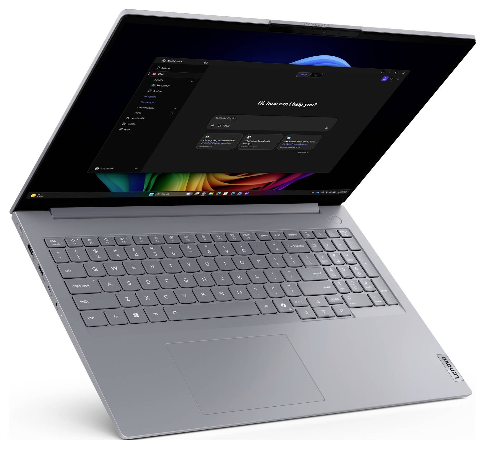 Otevřený notebook Lenovo zobrazený v úhlu, s tmavým oknem aplikace na obrazovce a plnou klávesnicí a touchpadem viditelným na bílém pozadí.
