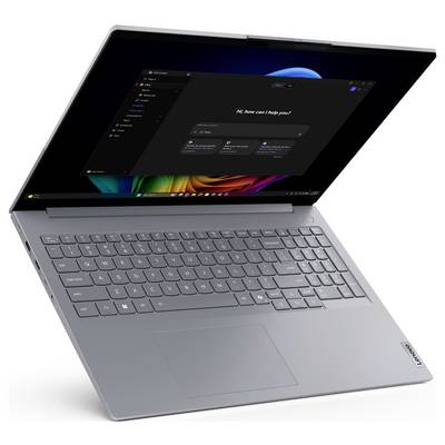 Otevřený notebook Lenovo zobrazený v úhlu, s tmavým oknem aplikace na obrazovce a plnou klávesnicí a touchpadem viditelným na bílém pozadí.