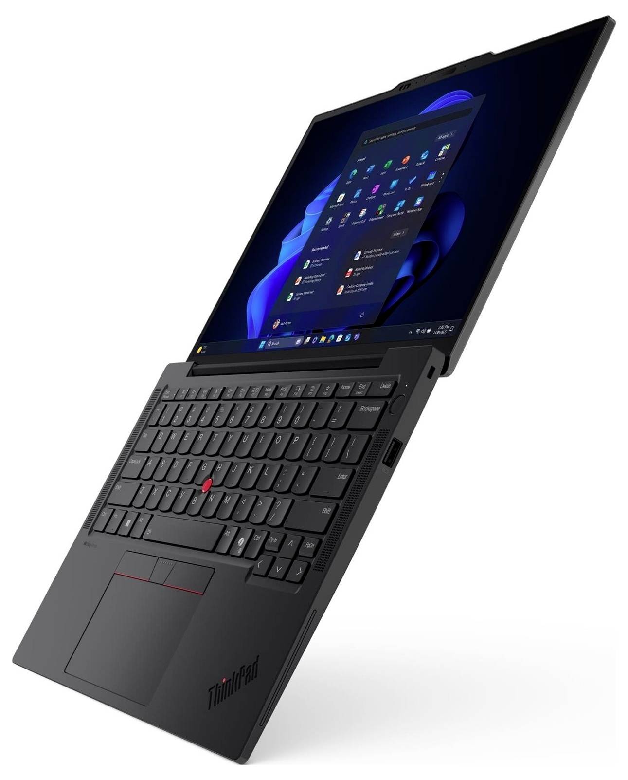 Černý notebook Lenovo ThinkPad zobrazený otevřený v úhlu, na displeji viditelná plocha Windows a plná klávesnice s TrackPointem.