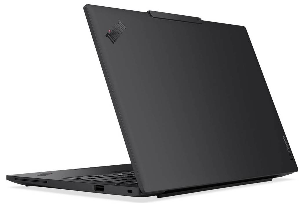 Otevřený černý notebook Lenovo ThinkPad zobrazený zavřený pod úhlem na bílém pozadí.
