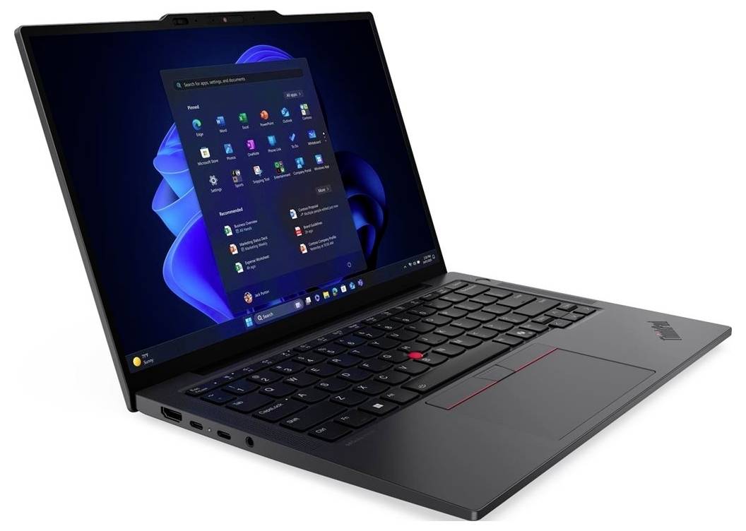 Černý notebook Lenovo ThinkPad částečně otevřený, na obrazovce je vidět nabídka Start Windows 11 a klávesnice s červeným TrackPointem.