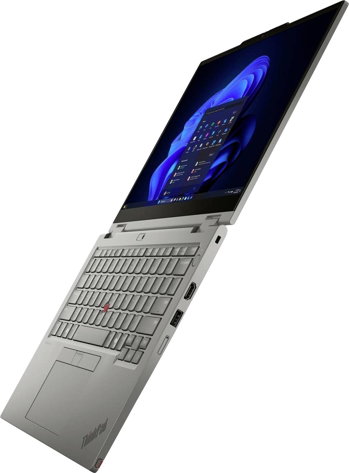 Stříbrný notebook ThinkPad zobrazený otevřený v úhlu, s klávesnicí, touchpadem a obrazovkou zobrazující modrý desktop Windows.
