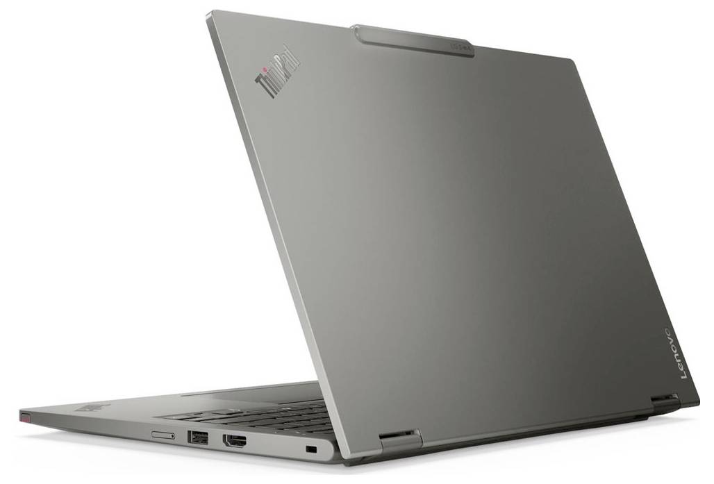 Uzavřený stříbrný notebook Lenovo ThinkPad zobrazený v profilu na bílém pozadí