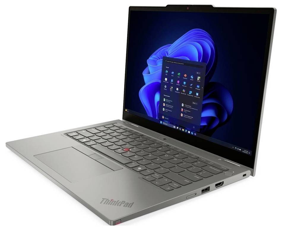 Stříbrný laptop Lenovo ThinkPad otevřený na bílém pozadí, na obrazovce je vidět plocha Windows 11 a nabídka Start.