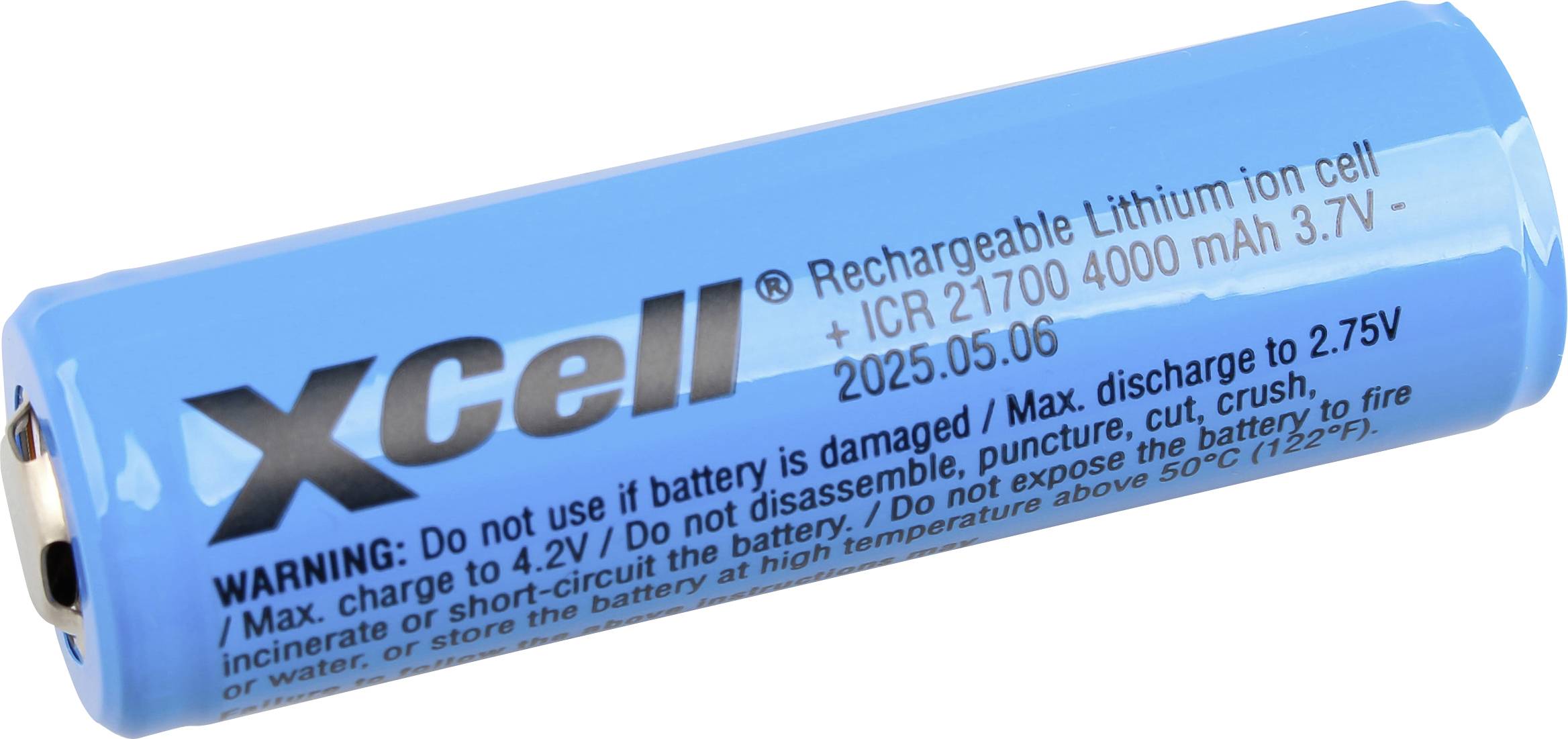 Modrá nabíjecí lithium-iontová baterie Xcell označená 21700, 4000 mAh, 3,7V s varovným textem vytištěným na článku.