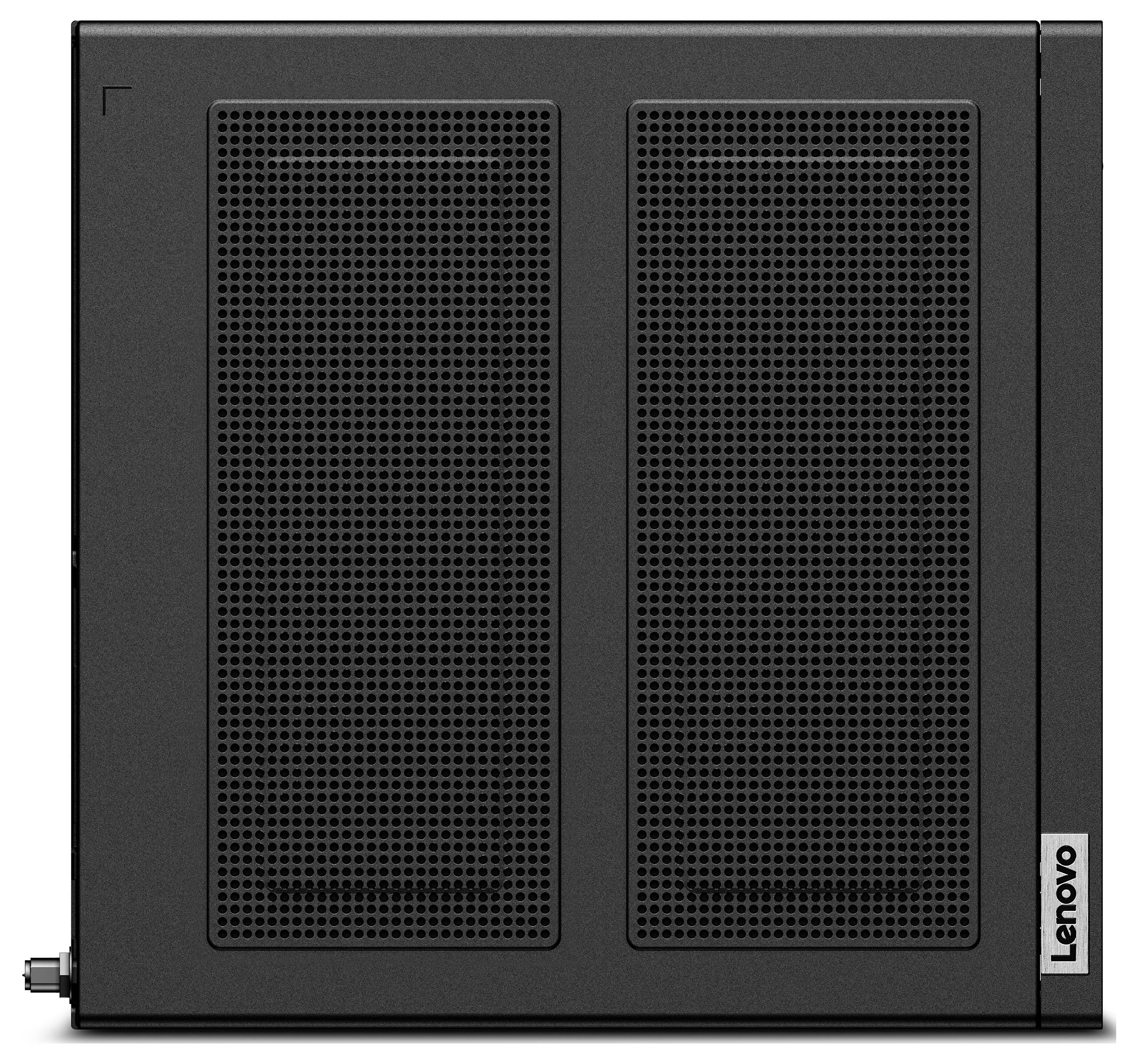 Černá boční deska počítačové věže Lenovo se dvěma velkými děrovanými ventilačními mřížkami a malým logem Lenovo v dolním pravém rohu.