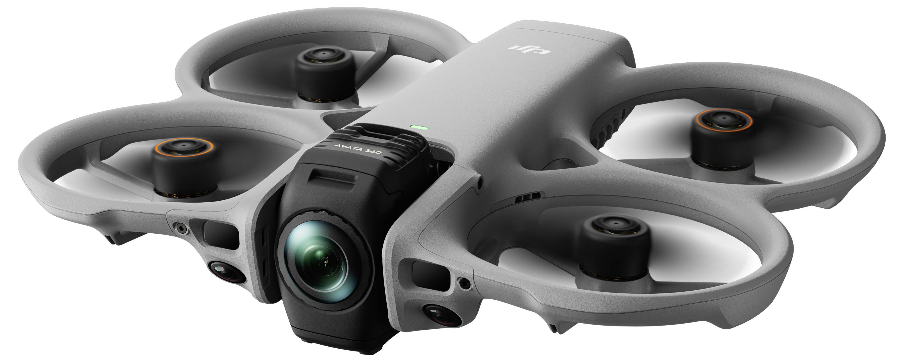 Šedý dron DJI FPV s vestavěnou přední kamerou a čtyřmi kulatými chrániči vrtulí, zobrazený na bílém pozadí.