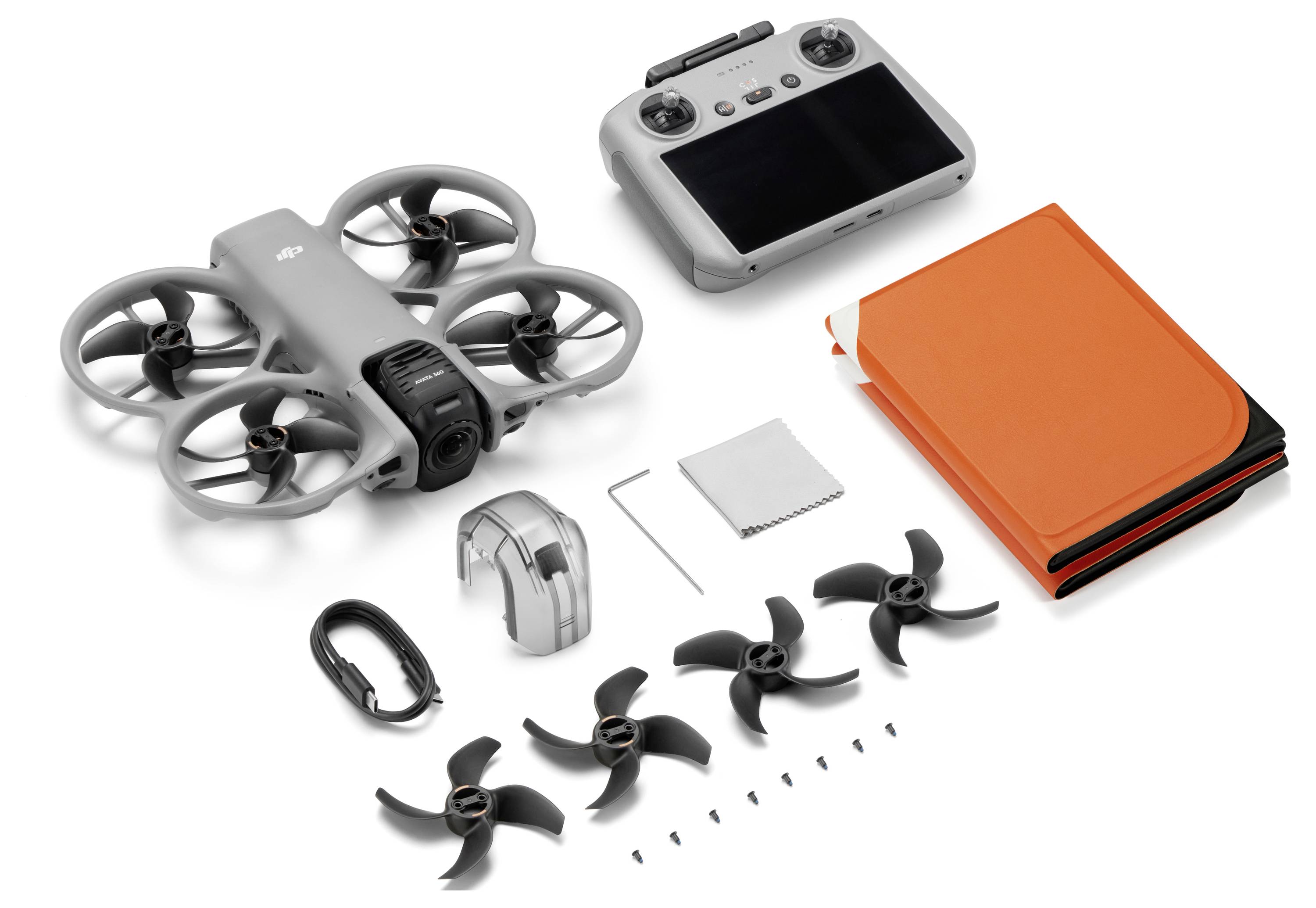 Skládací dron v stylu DJI s dálkovým ovladačem, oranžovým přepravním pouzdrem, náhradními vrtulemi, baterií, kabelem, šroubovákem a náhradními součástkami rozloženými na bílém pozadí.