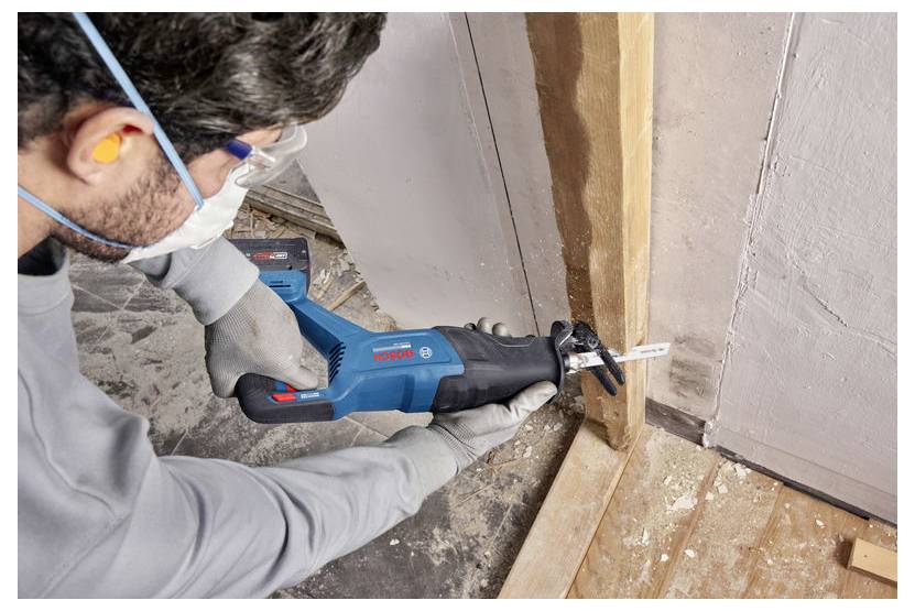 Bezdrátová vzájemně se pohybující pila Bosch zobrazená s rozměry 423 mm dlouhá, 167 mm vysoká a 90 mm široká.