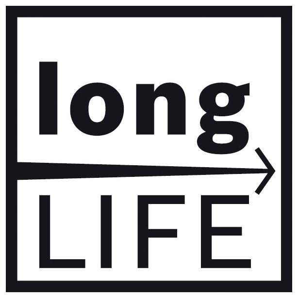 Černobílý nápis se slovem „long" (dlouhý) nad slovem „LIFE" (život), oddělené šipkou ukazující doprava, což naznačuje dlouhý život nebo dlouhověkost.